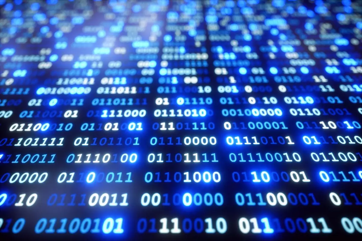 Αφηρημένο φόντο με λαμπερούς δυαδικούς αριθμούς 0 και 1 σε ψηφιακή οθόνη.