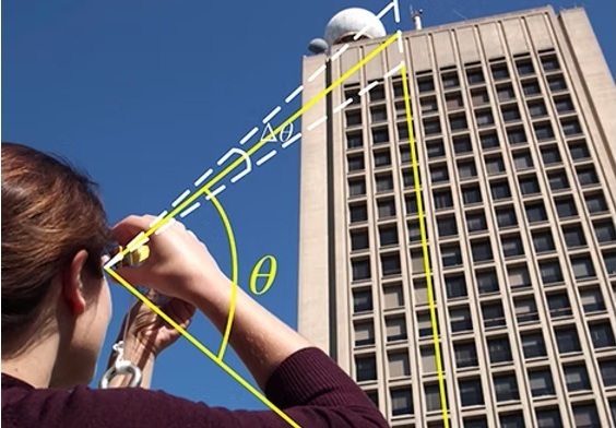 Μαθητής εφαρμόζει μαθηματικές αρχές στην πράξη, μετρώντας γωνίες σε κτίριο.